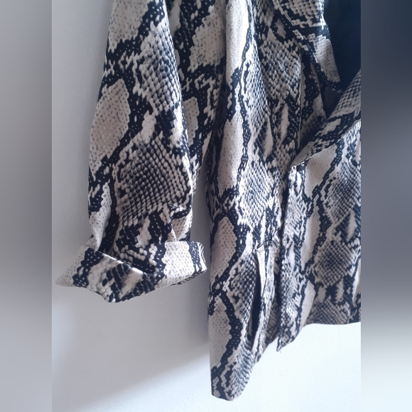 Snakeskin printed cropped blazer, full pockets, soft silky cotton blend - Picture 6 of 16